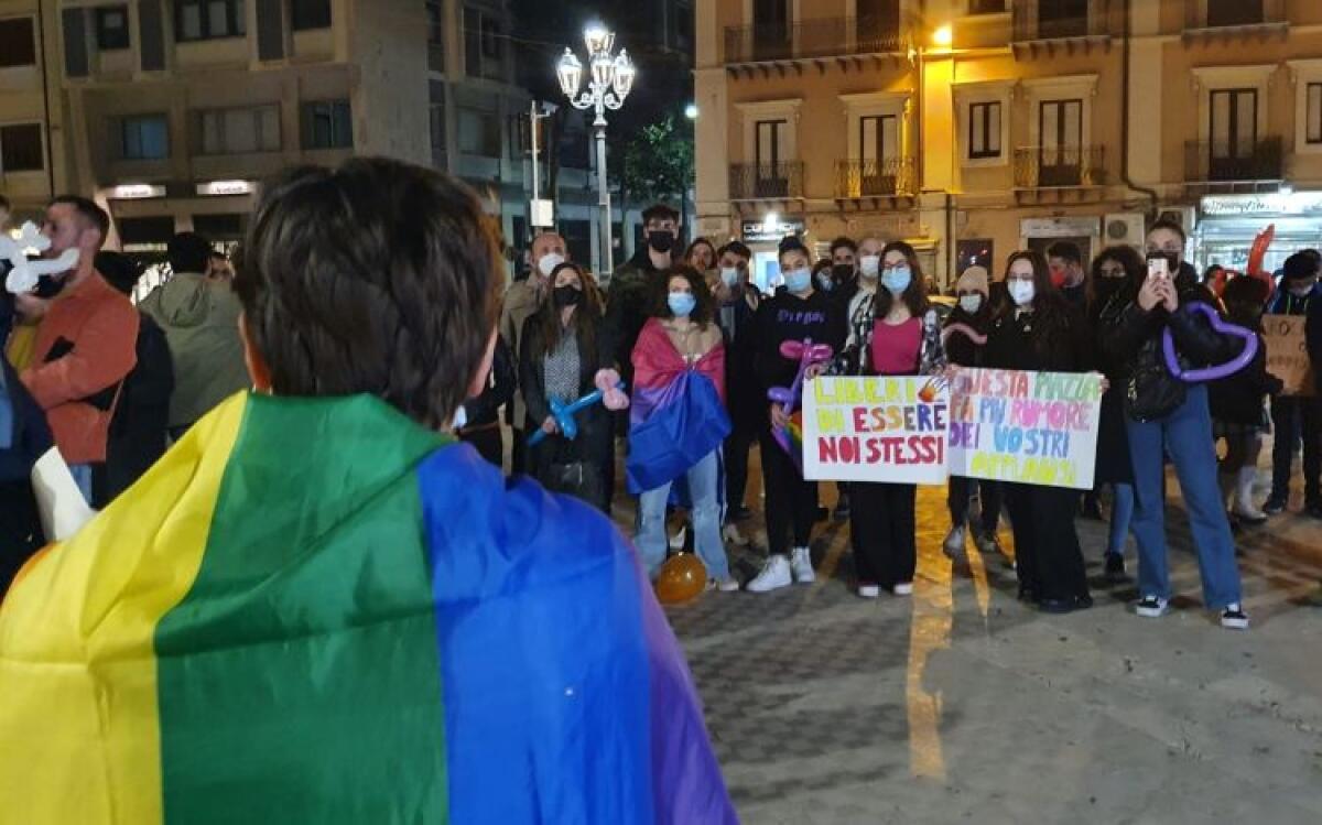 Ddl Zan da rilanciare, comitati e partiti in piazza Umberto I - La manifestazione in piazza Umberto