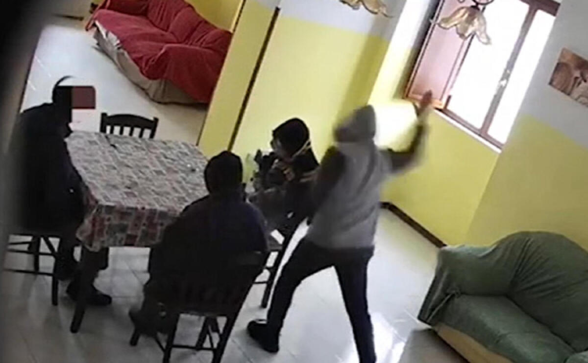 Violenze e abusi nei centri per disabili psichici, chiuse indagini: sei accusati - Diversi episodi di violenza ripresi dai sistemi collocati dagli investigatori