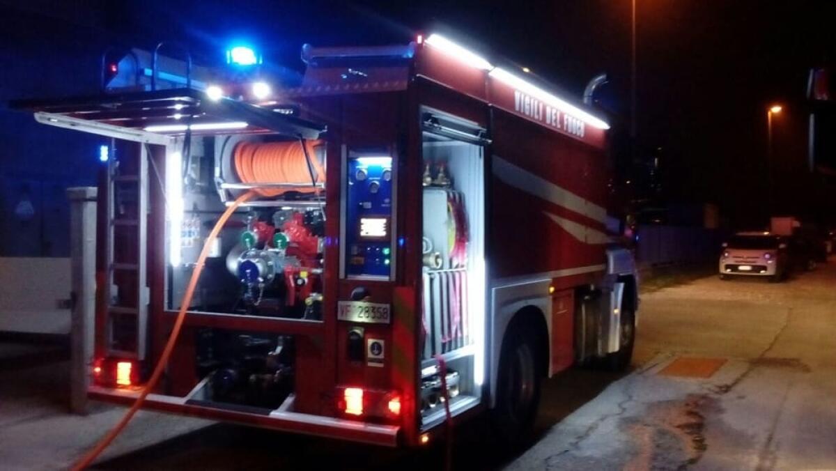 Rogo nella notte, colpita un'attività commerciale: furgone in fiamme - 