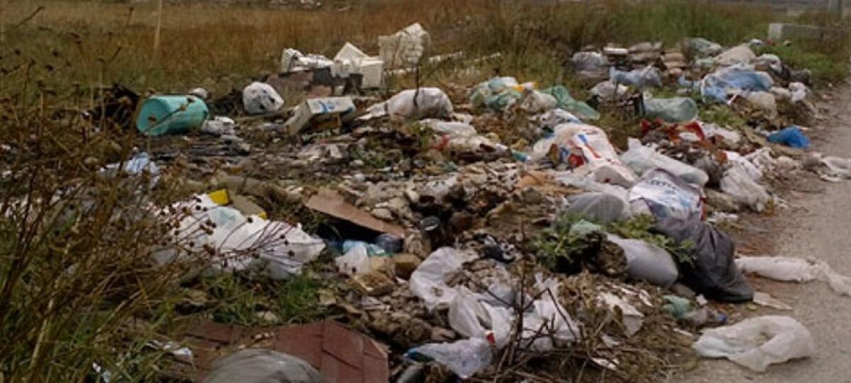 Vasta discarica abusiva a Settefarine, ordinanze per la bonifica: "Rimuovere rifiuti" - Rifiuti a Settefarine (immagini di repertorio)