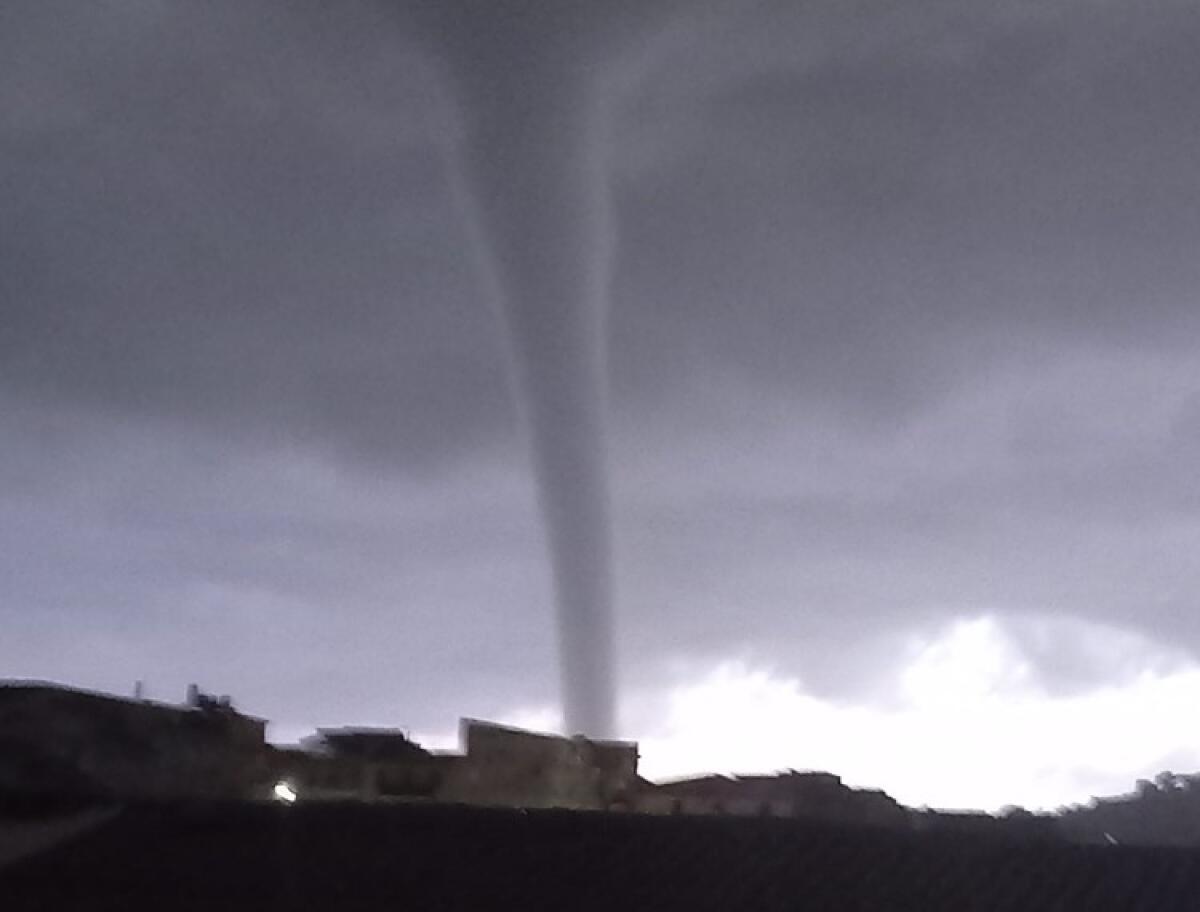 Piogge e raffiche di vento, nuova ondata di maltempo in città: vortice d'aria a Licata - Il vortice nella zona di Licata