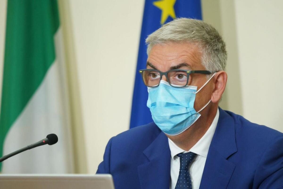 Covid, Brusaferro “Curva si può frenare, ma tutti devono vaccinarsi” - 