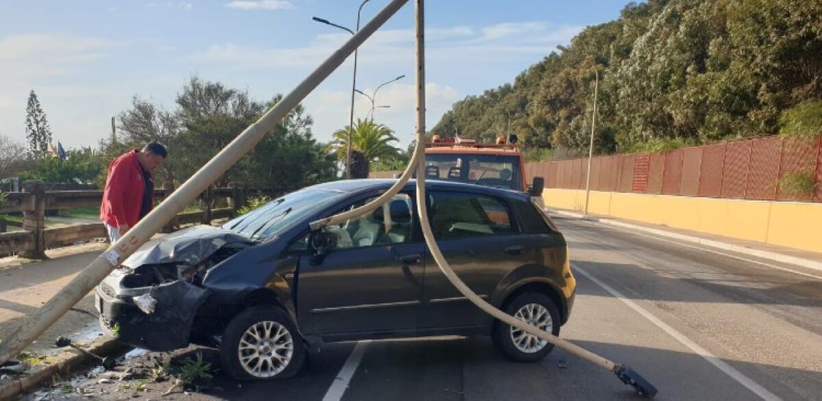 Auto contro un palo dell'illuminazione pubblica, donna ferita: incidente sul lungomare - L'auto contro un palo dell'illuminazione pubblica