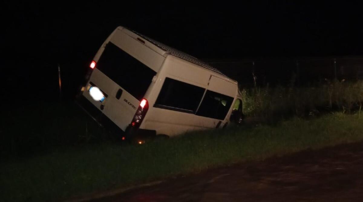 Furgone sbanda e finisce fuori strada sulla Gela-Licata - Il mezzo finito fuori strada