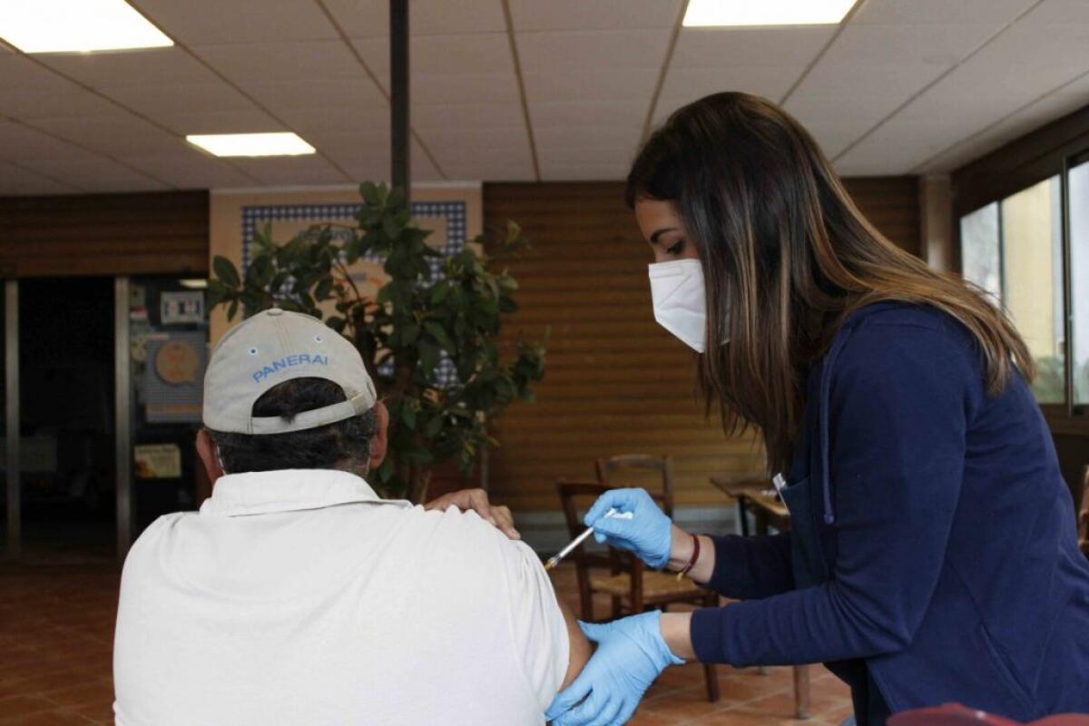 Vaccino, a Palermo somministrazione dosi in giro per i quartieri - 