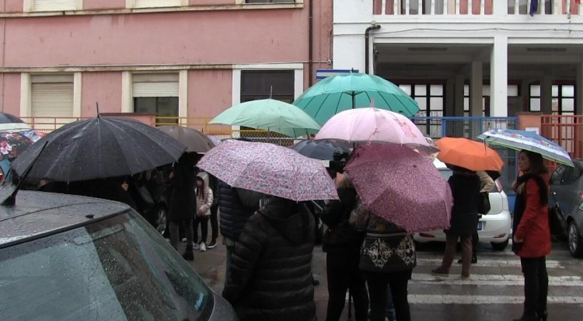"Solito", comitato scrive al Ministero: "Subito le classi e accertare responsabilità" - I genitori davanti all'istituto scolastico "Solito"