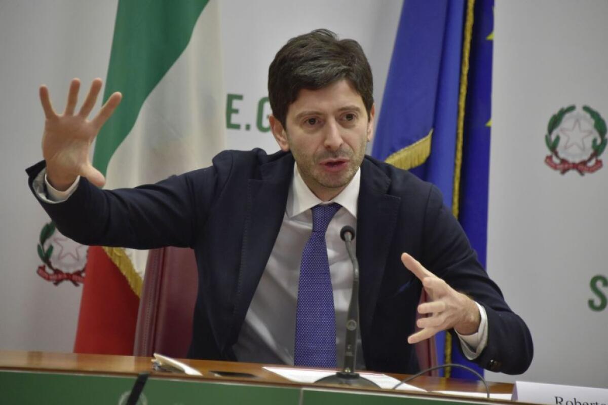 Covid, Speranza “Lunedì nuova verifica su diffusione variante Omicron” - 
