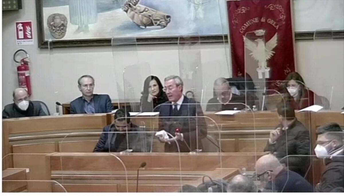 Niente relazione del sindaco, Greco ritira l'atto: verrà trattata in un monotematico - Il sindaco in auila consiliare