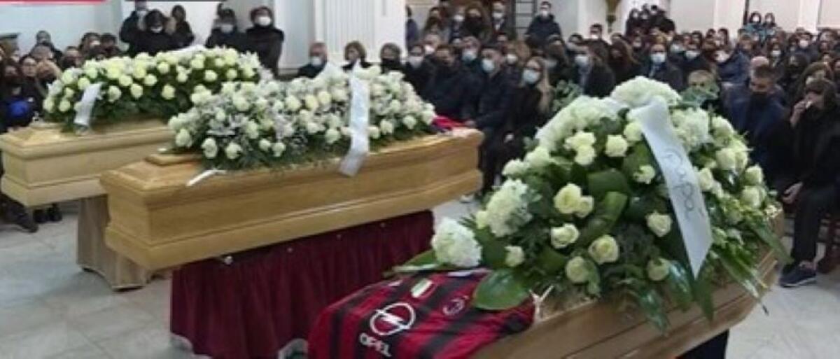 Il dramma dei giovani niscemesi, i funerali: "Non se ne andranno dal nostro cuore" - Le bare delle tre giovani vittime (immagine Rete Chiara)