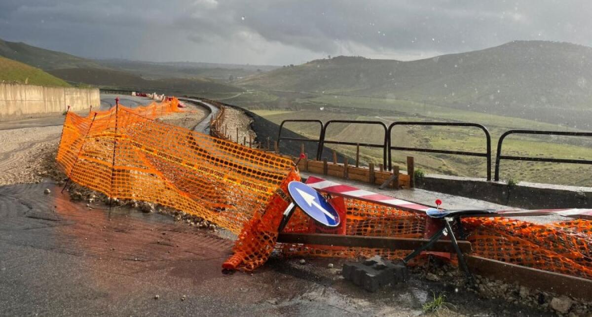 Strade pericolose, mancano interventi e manutenzioni: vertice con il prefetto - Condizioni al limite lungo la Sp8