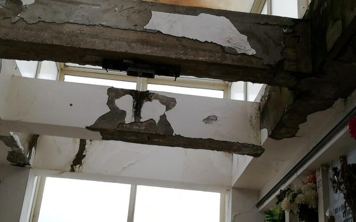 Infiltrazioni d'acqua piovana, cedimenti e scarsa pulizia, ancora disagi a Farello - 