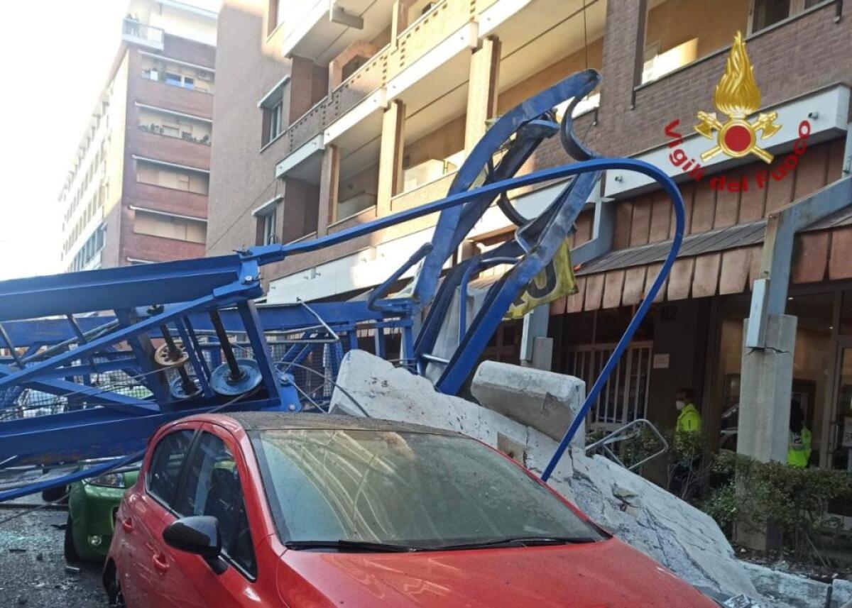 Crolla gru a Torino, morti tre operai. Feriti tre passanti - 