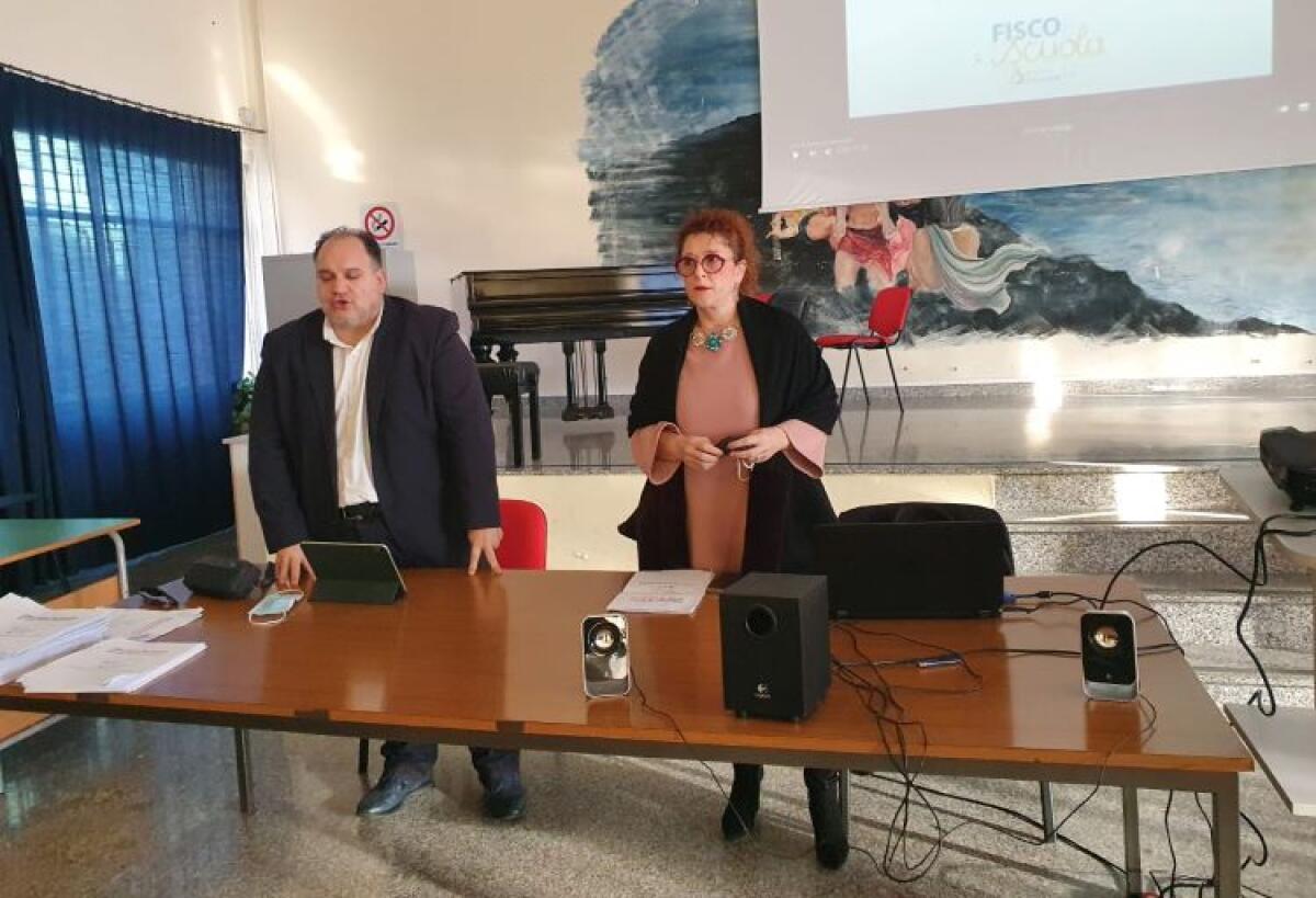 "Fisco&scuola", i funzionari dell'Agenzia delle Entrate incontrano gli studenti del classico - L'incontro di ieri