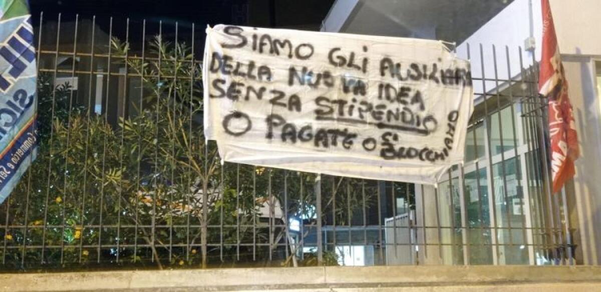 Ausiliari, operatori chiedono i pagamenti non ancora ricevuti: sale la protesta - Uno striscione affisso all'esterno dell'ospedale "Vittorio Emanuele"