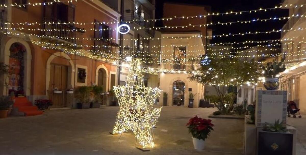 Il ricordo di Luca Agati, vico Santa Lucia illuminato in sua memoria - Vico Santa Lucia illuminato