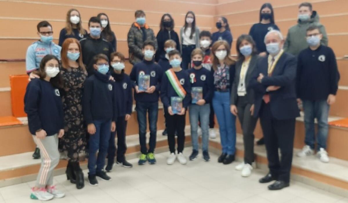 Eni dona libri alla "Verga", gli alunni hanno incontrato Franchi e Di Marco - L'incontro alla "Verga"