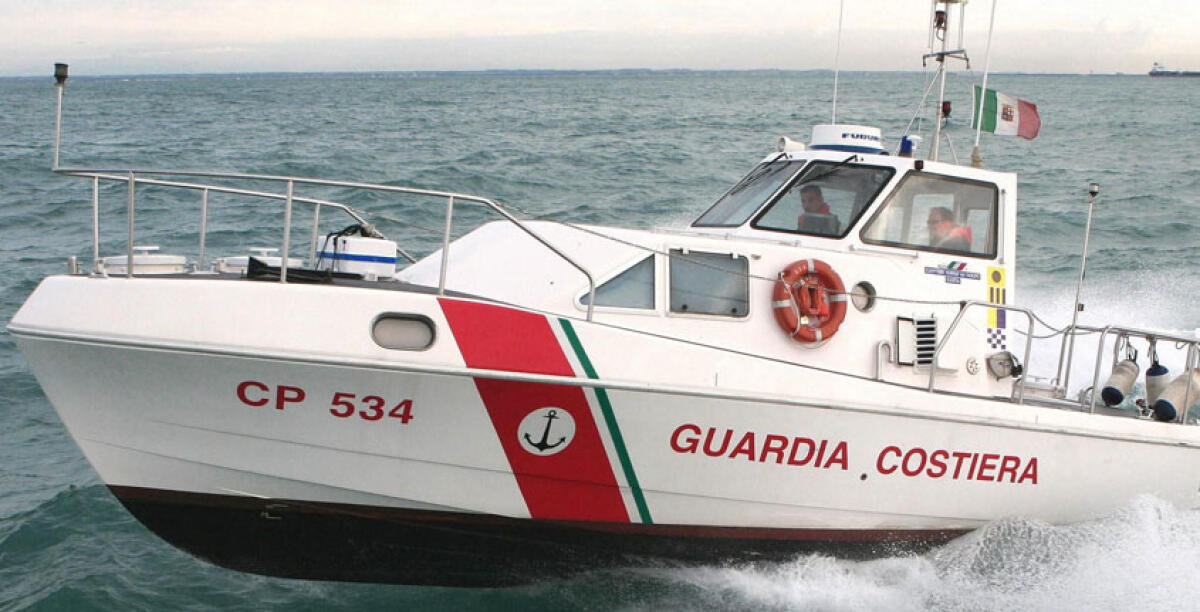 "Cittadinanza del mare", i militari della capitaneria di porto con gli studenti del Nautico - 