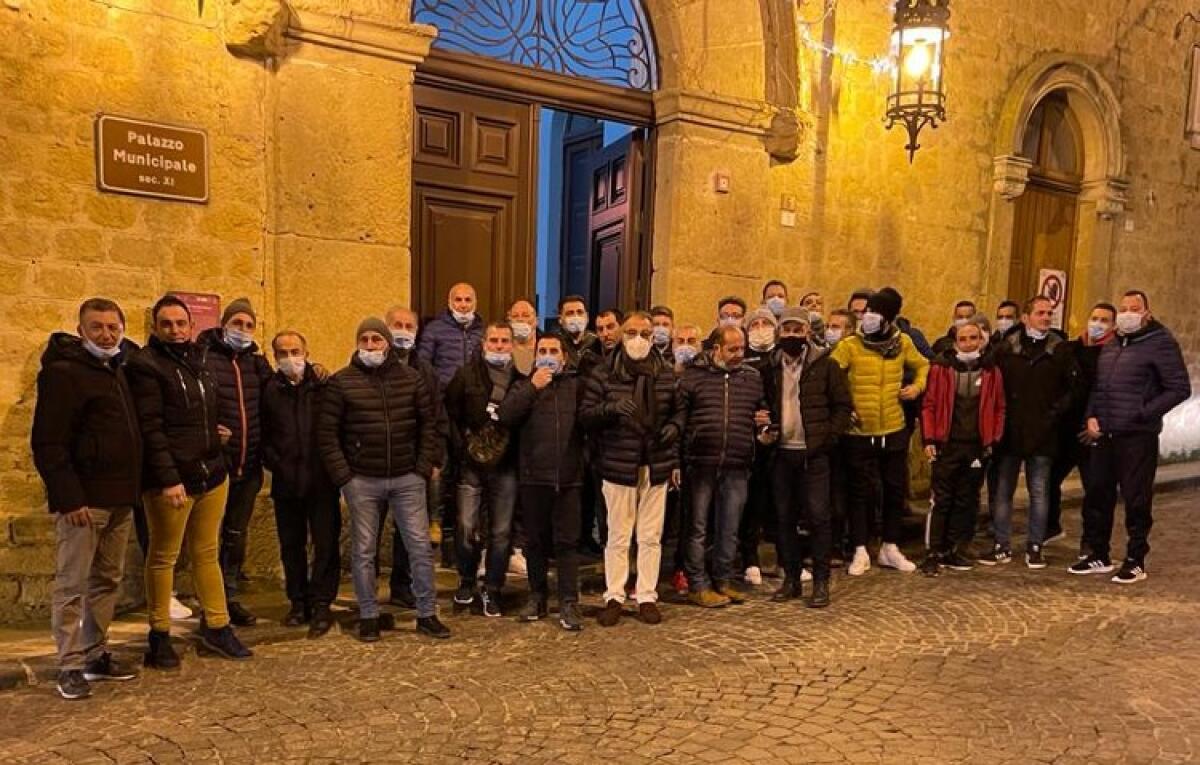 Servizio rifiuti, nuovo consulto Balbo-Picone: Cgil, "per noi non si può partire subito" - I lavoratori del servizio rifiuti davanti al municipio di Butera