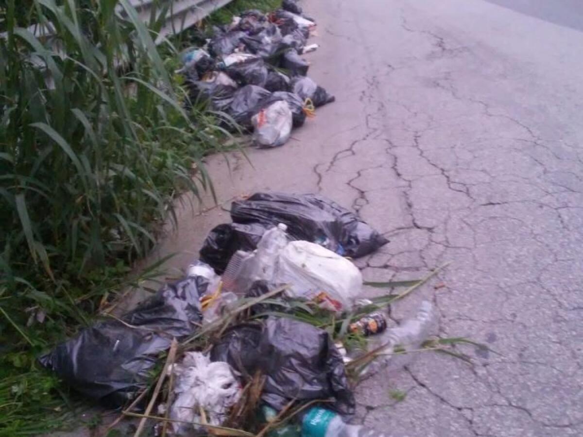 Via Licata come una discarica, sacchi gettati dalle auto: Malluzzo, "ci saranno denunce" - I rifiuti abbandonati in via Licata