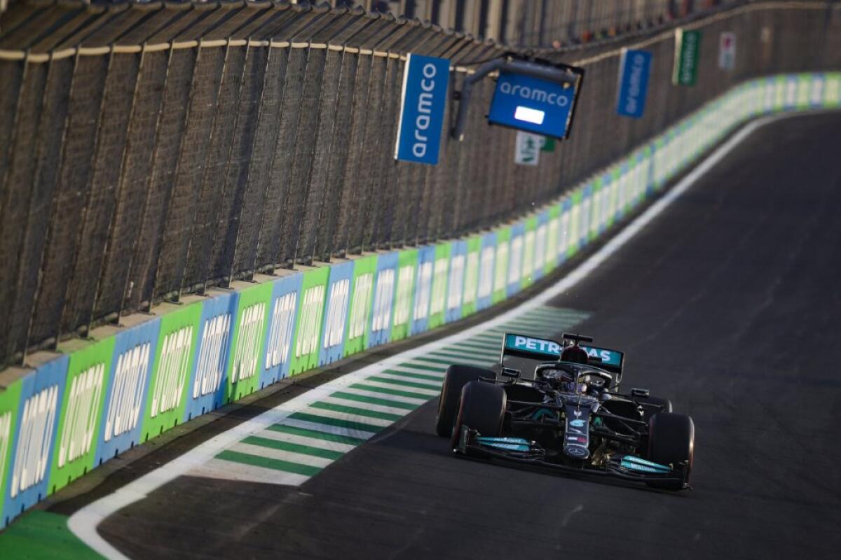 Hamilton davanti a Bottas, incidente per Leclerc - 