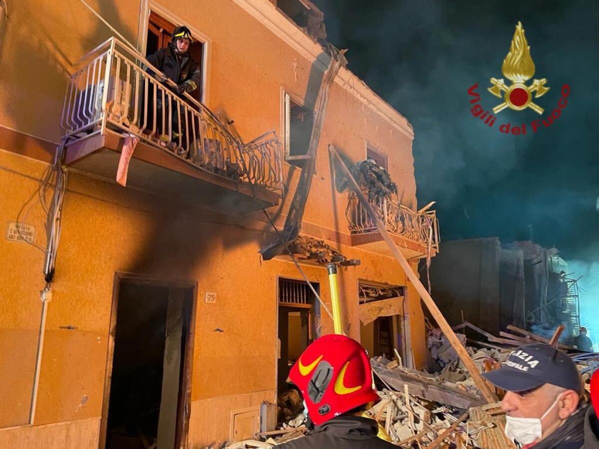 Crolla palazzina dopo esplosione a Ravanusa, 2 morti: si cercano dispersi - 
