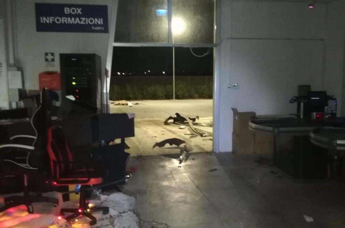 Sfondato l'ingresso di "Franzy's", ladri fuggono a mani vuote: partite indagini - 