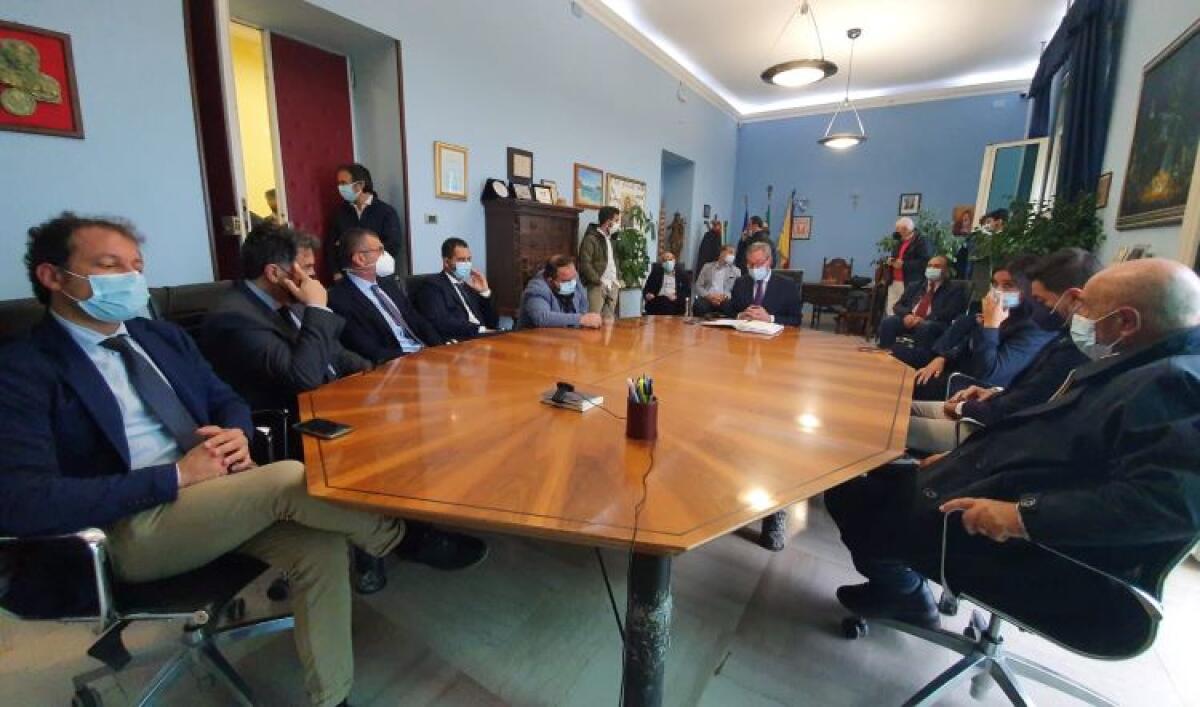 Servizio rifiuti, lungo vertice di maggioranza: altro confronto con i funzionari regionali - 