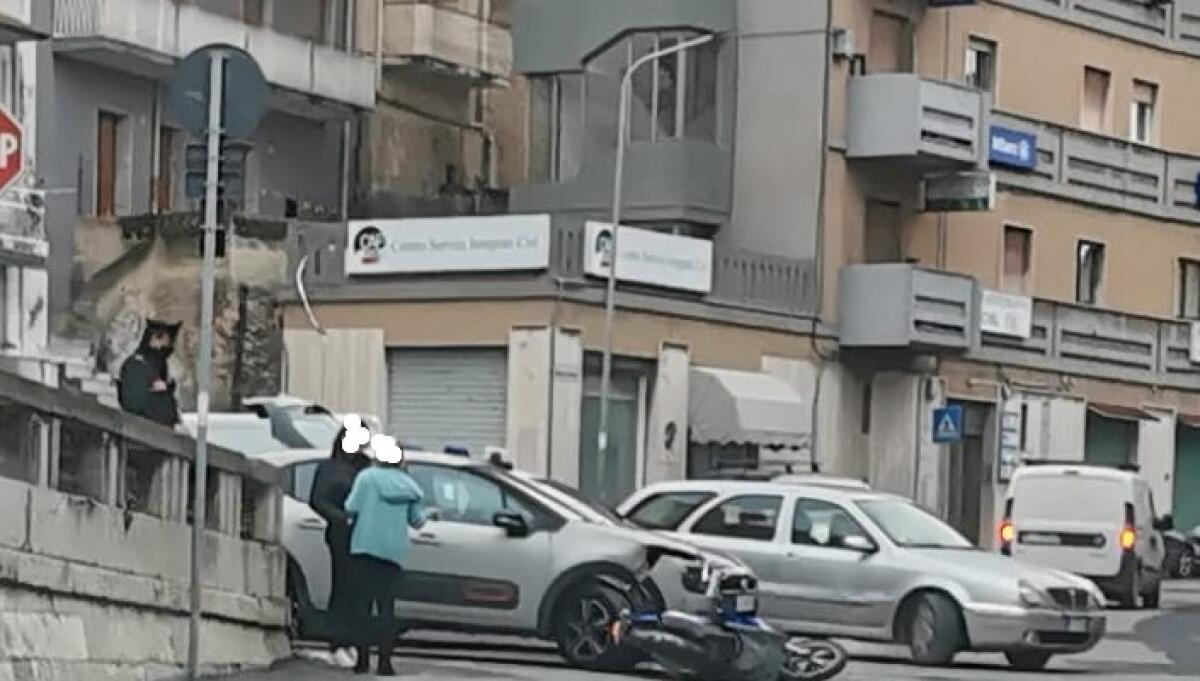 Impatto tra auto e uno scooter, incidente in via Cascino - L'incidente in via Cascino