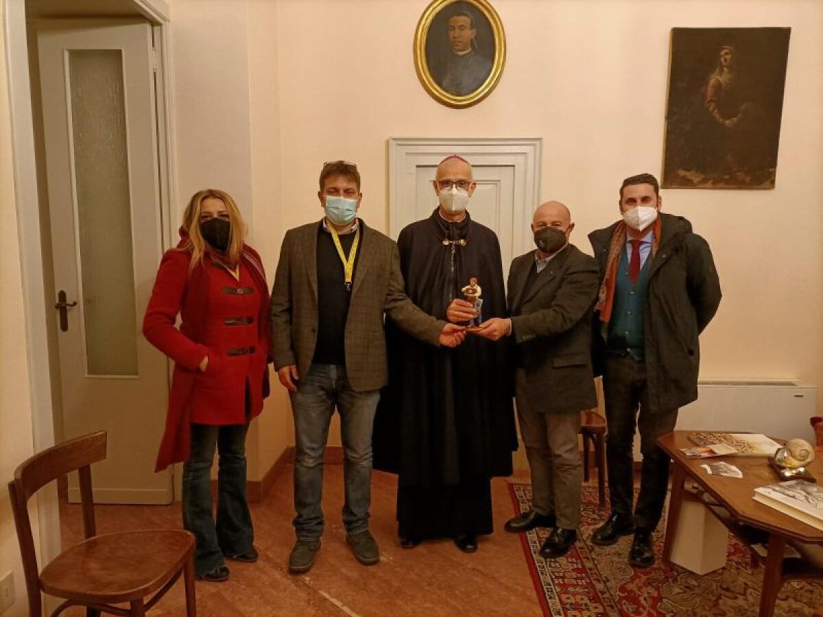 Una statuina in cartapesta donata alle diocesi di Catania e Acireale - 