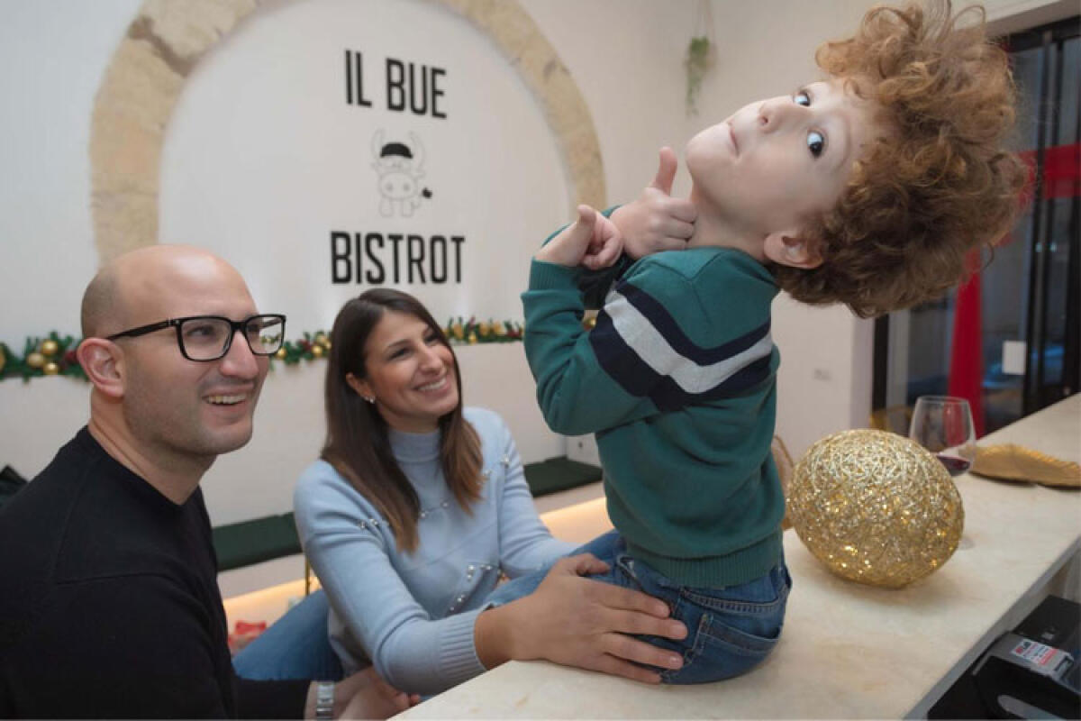 La sfida di Eleonora: “Investo a Gela per sentirmi in vacanza tutta la vita” - Nella foto in alto: Eleonora Maria Scerra col marito e il loro figlio.