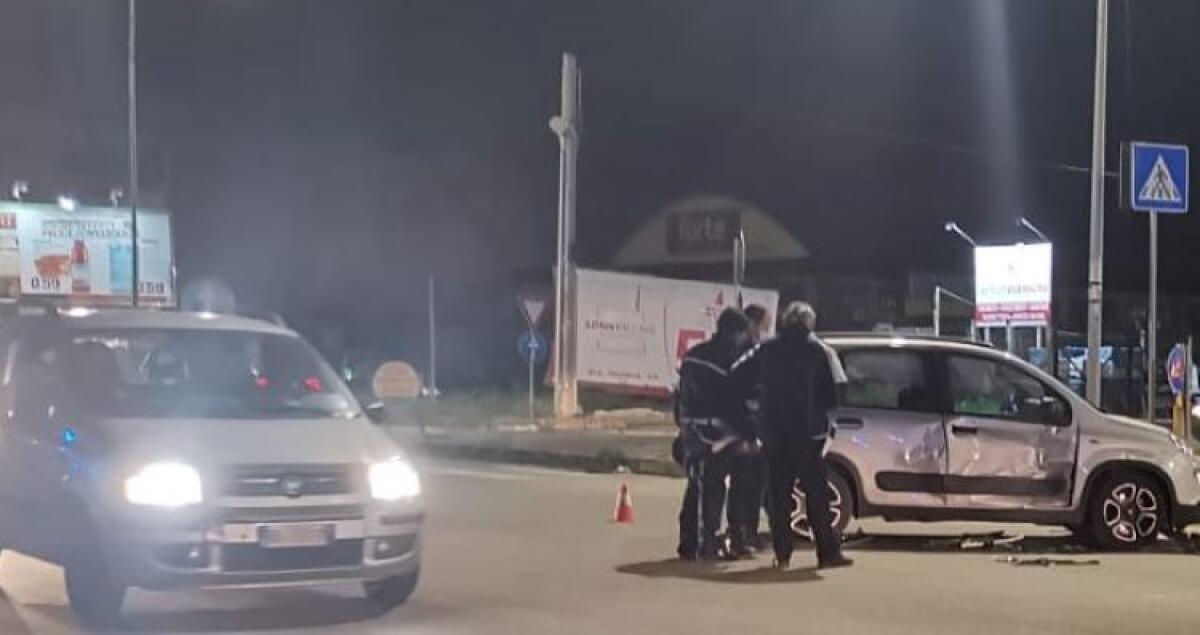 Scontro in via Venezia, un ferito trasportato in ospedale: auto coinvolte - L'impatto in via Venezia