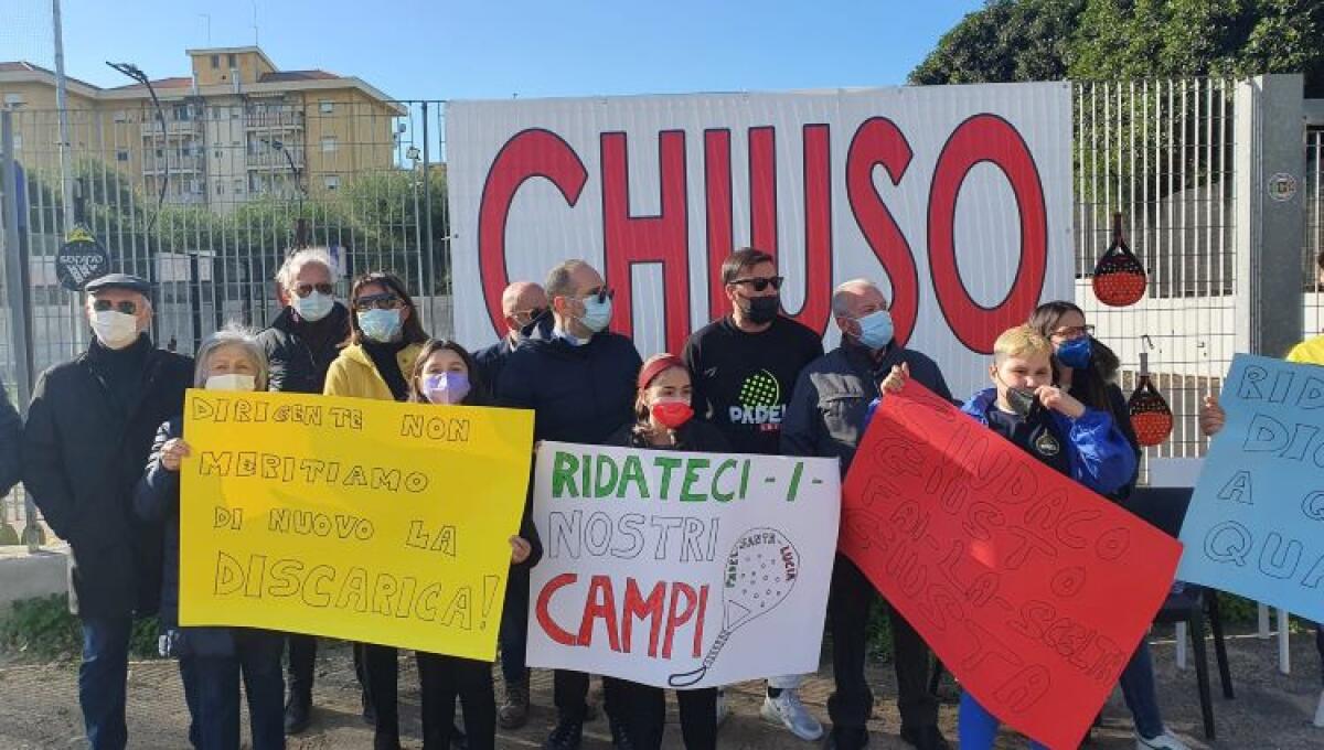 Campi padel chiusi, "tanti bambini non possono più giocare": protesta a Scavone - Oggi una protesta davanti ai campi chiusi