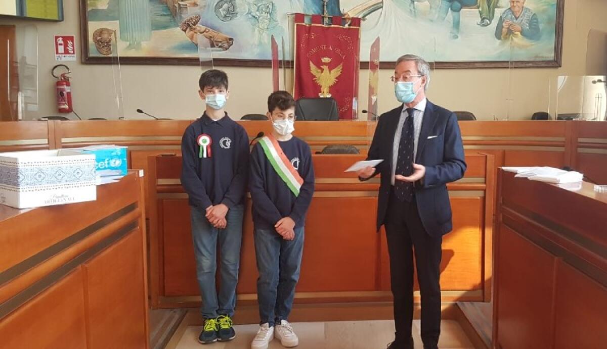 Il baby sindaco e la sua giunta in visita in municipio: Greco, "dimostrano già forte acume" - L'incontro in municipio