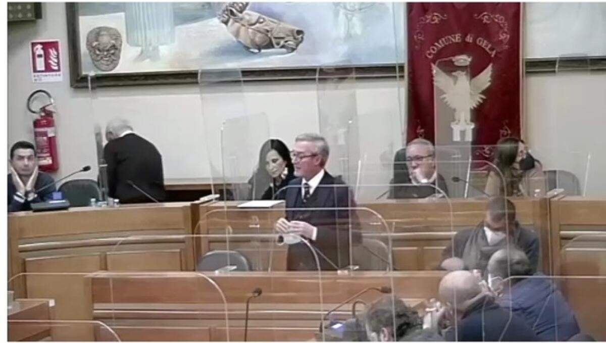 Rifiuti, Greco apre a tutto il consiglio: "Progetto può andare in gara in 180 giorni" - Greco in aula consiliare