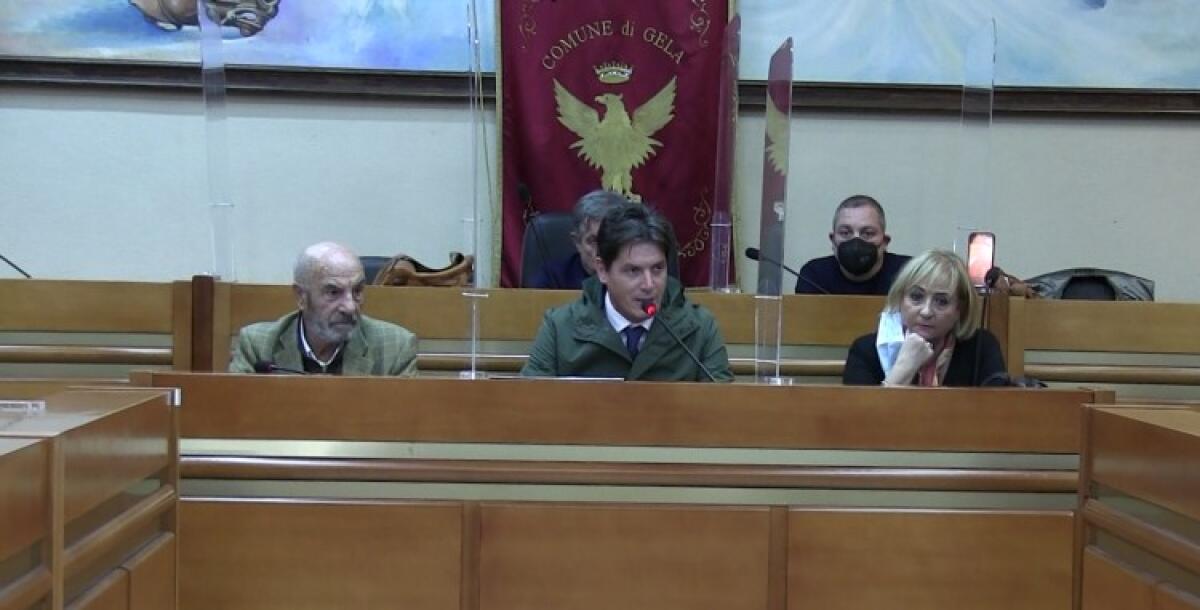 Infrastrutture locali, chiesto monotematico: Casciana, "non siamo interessati a polemiche" - Caciana in aula consiliare con l'assessore Costa e il dirigente Cosentino