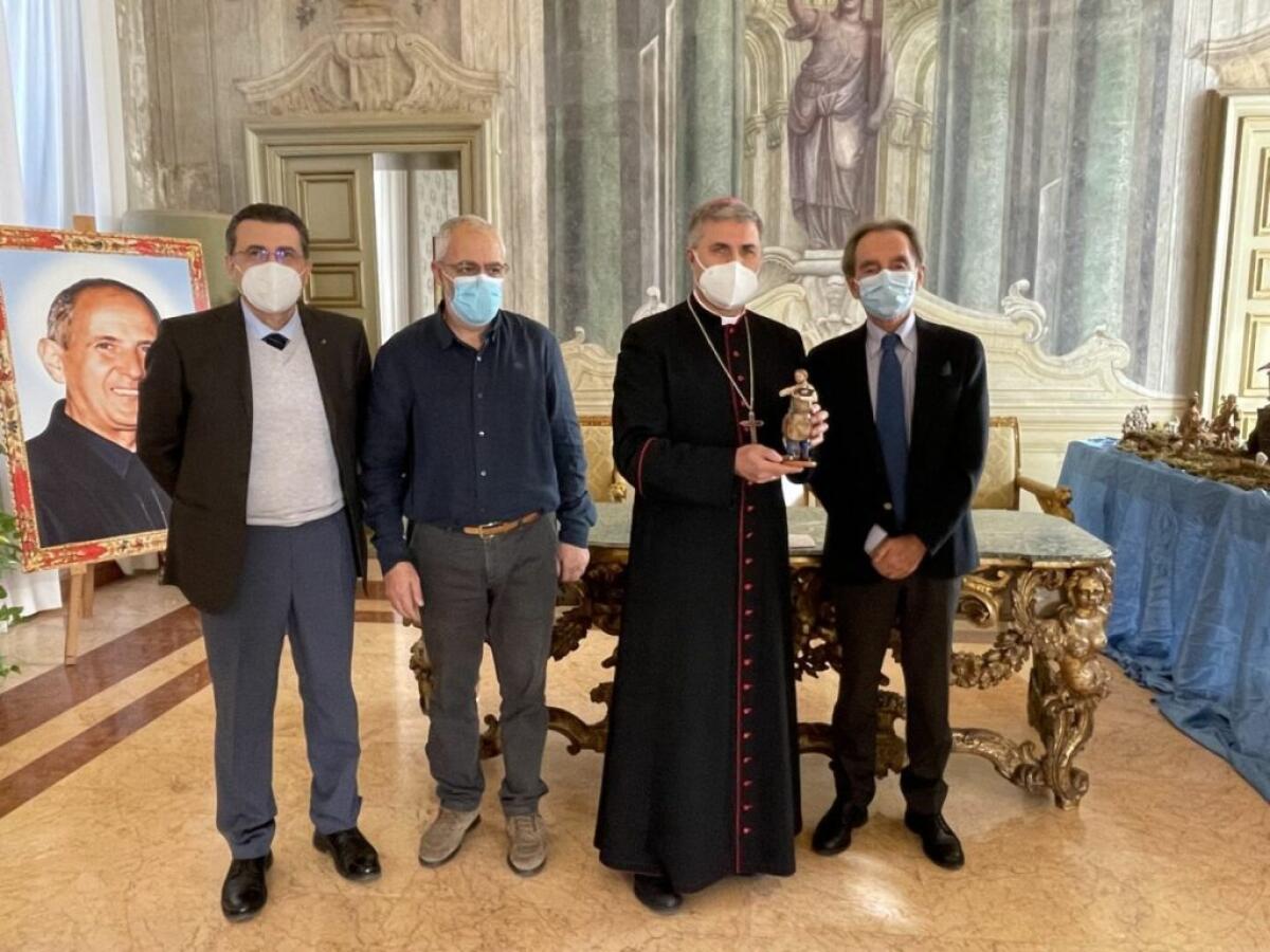 Una statuina in cartapesta donata alla Diocesi di Palermo - 