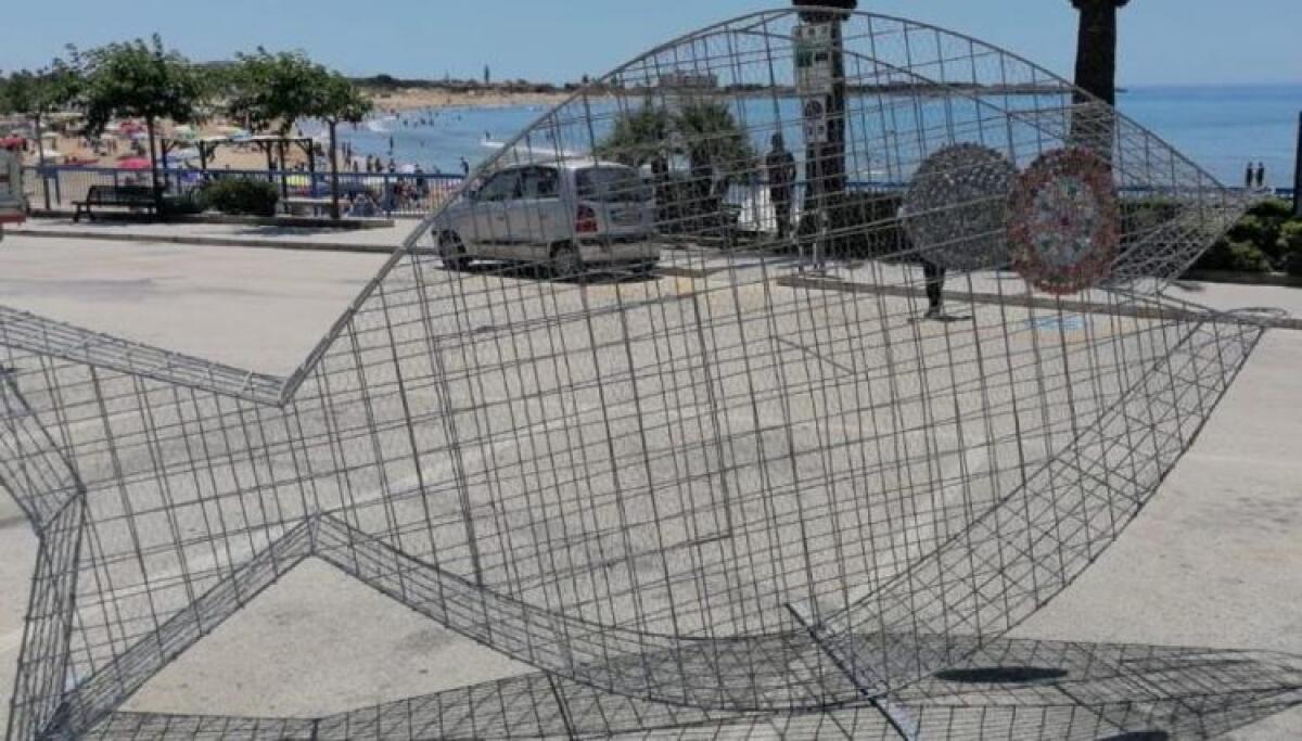 Il pesce mangia plastica al liceo delle scienze umane, installazione donata dal Rotary - L'installazione è già presente in tante città