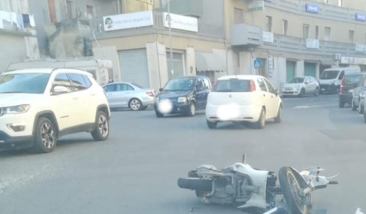 Scontro stradale in via Cascino, impatto tra auto e uno scooter - Lo scontro in via Cascino