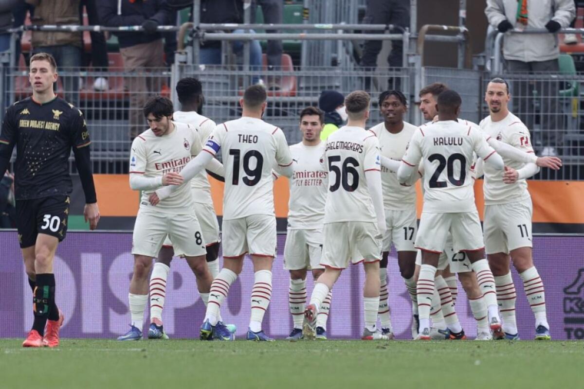 Ibrahimovic e doppietta Hernandez, il Milan vince 3-0 a Venezia - 