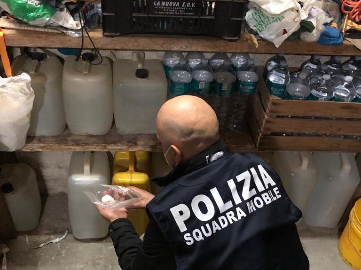 Nel garage cocaina e una pistola, ventiduenne va ai domiciliari: arrestato dalla polizia - I poliziotti della mobile nel garage