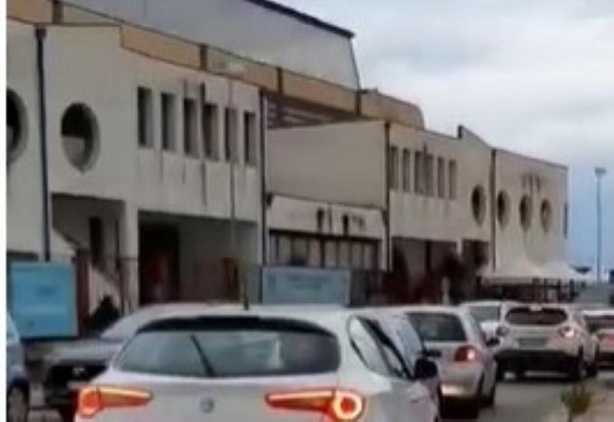 Lunghe code di auto per i tamponi, in fila positivi e utenti che aspettano l'esito - Lunghe code di auto nei pressi del PalaCossiga