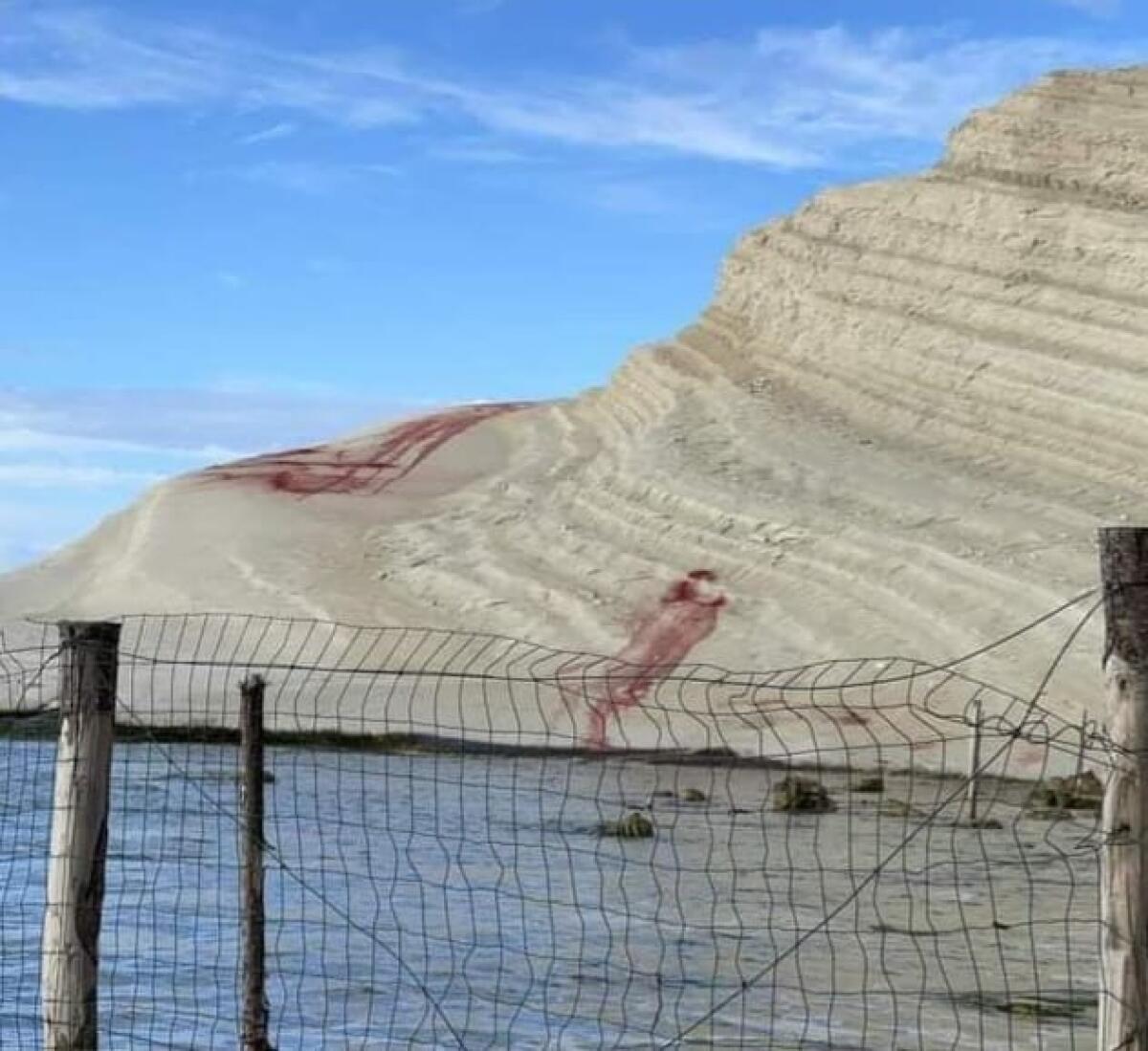 Imbrattata la Scala dei Turchi, Musumeci “Vigliacco oltraggio a bellezza” - 