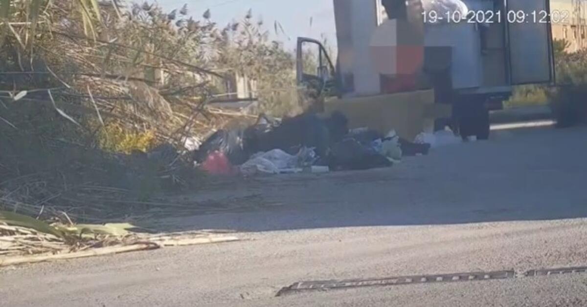 Rifiuti, sporcaccioni "catturati" dai sistemi del Comune: sanzioni per 130 mila euro - Abbandono dei rifiuti ripreso dai sistemi collocati dal Comune