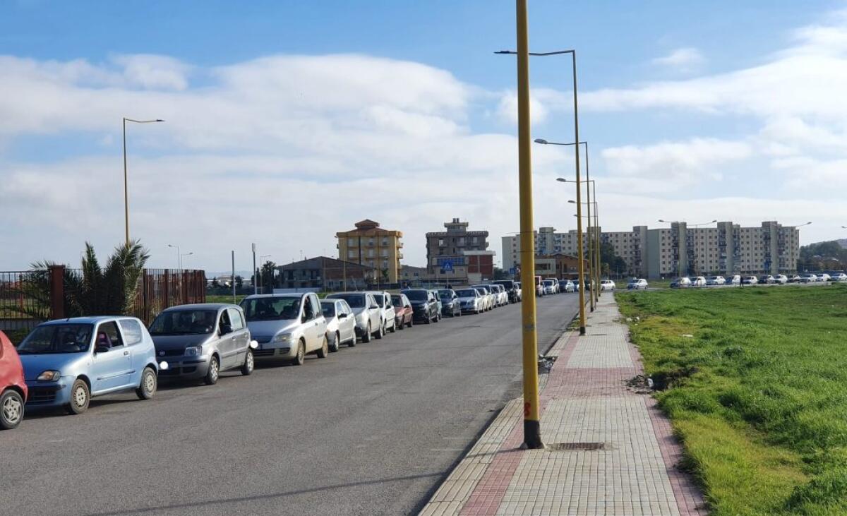 Centro tamponi al PalaCossiga, lunghe code da questa mattina: tanti anche per vaccini - Le code per il centro tamponi al PalaCossiga