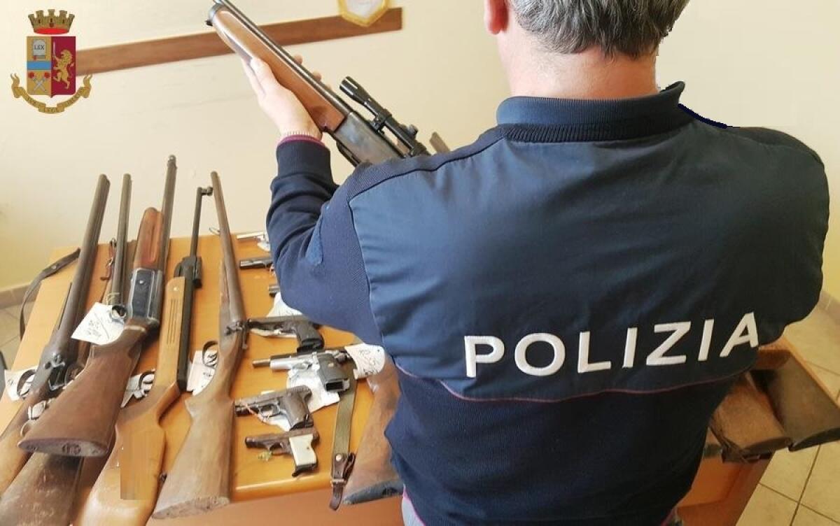 Fucili a pompa e carabine sequestrati dalla polizia dopo alcune perquisizioni - 