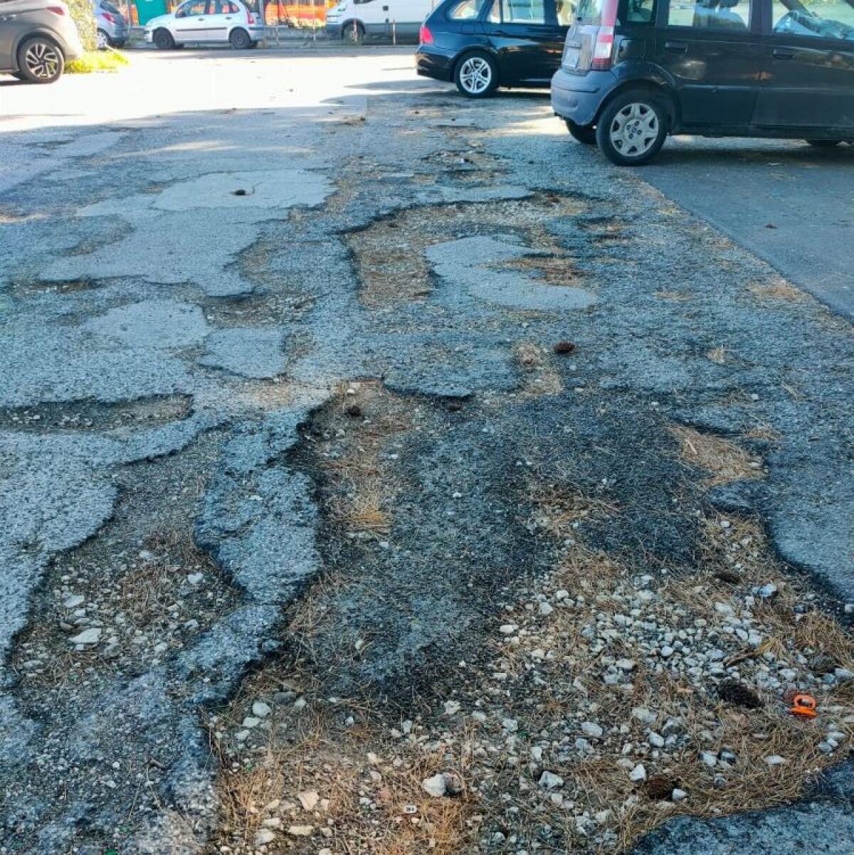 Piazzale Valsè a Macchitella, buche ovunque e tanti pericoli anche per i più piccoli - Lo stato dell'asfalto