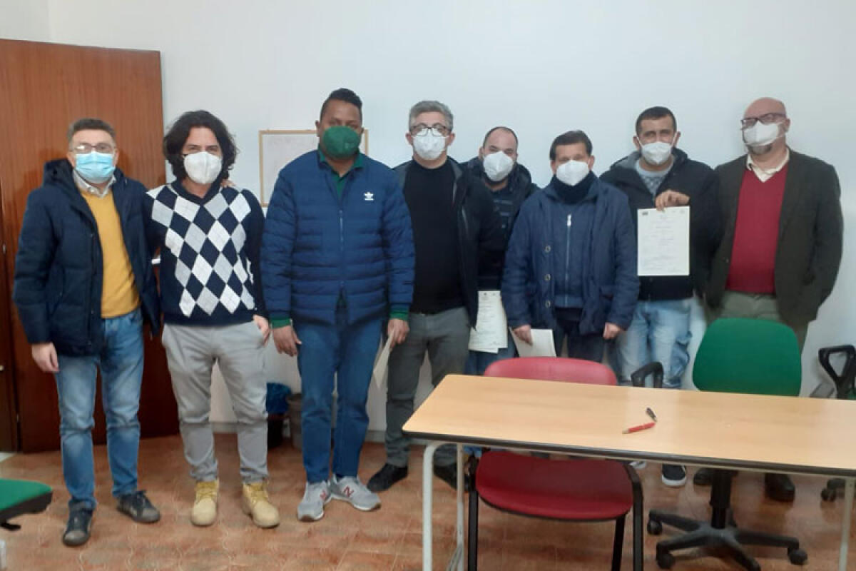 Enaip, rilasciati gli attestati professionali di Addetto alla Prestampa - Nella foto da sinistra: Angelo Indelicato, Luca Maganuco, Bernardo Arancio, Santi Ventura, Giuseppe Scicolone, Antonio Salamone, Rocco Granvillano, Davide Azzarello. 