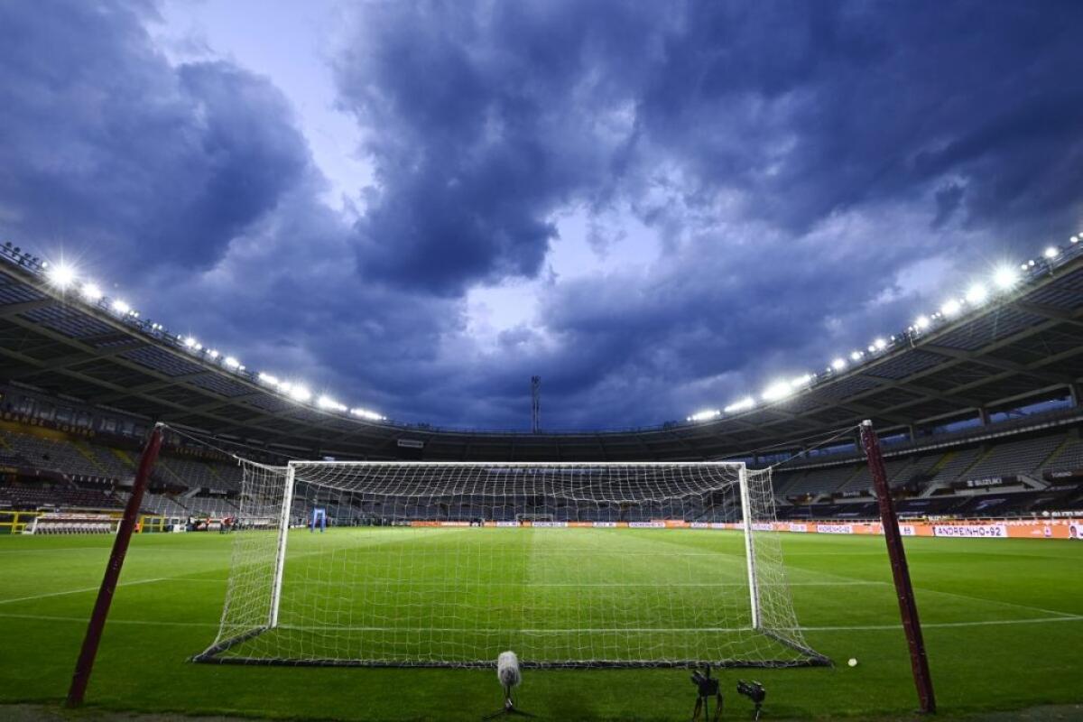 Troppi positivi, saltano quattro gare in Serie A - 