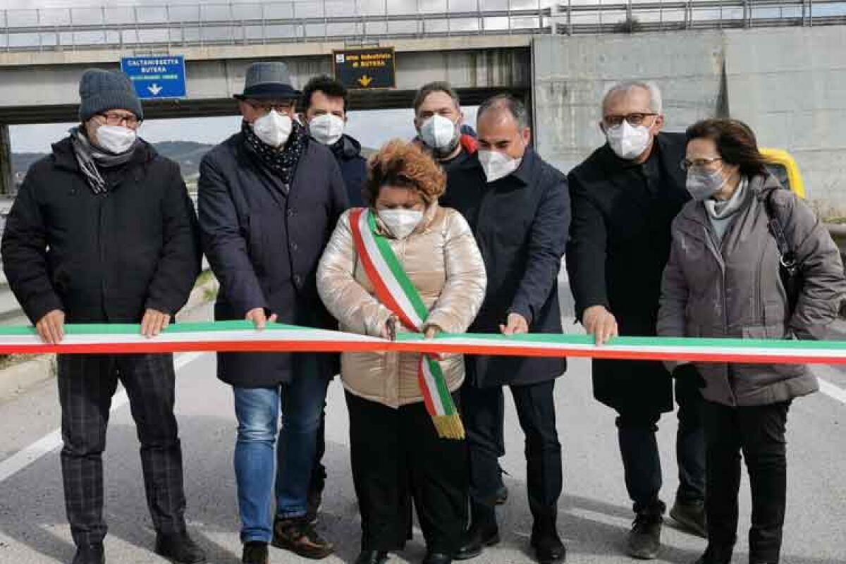Realizzato 14 anni fa, apre lo svincolo della zona industriale di Butera - Nella foto in alto: Il vice sindaco Lucia Pisano inaugura lo svincolo dell'area industriale di Butera.