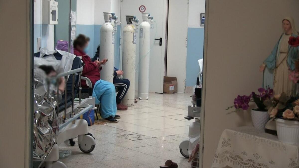 Emergenza Covid, in città superata la soglia dei 3 mila contagiati: 494 nuovi positivi - Una delle corsie del "Vittorio Emanuele" durante l'emegenza pandemica